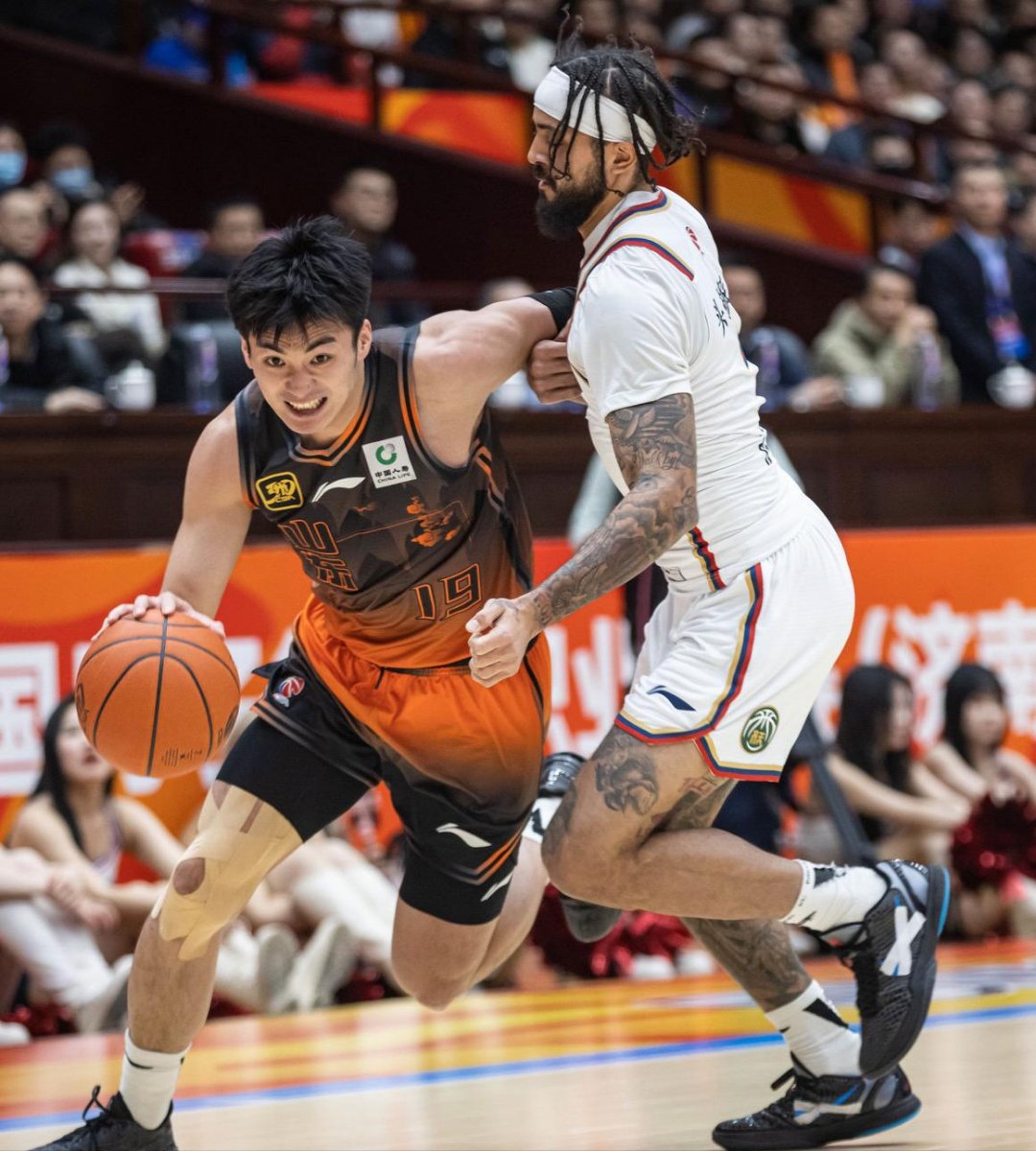 勒沃库森迎CBA常规赛关键赛，国际比赛日内部沟通，气氛紧张，细节决定成败的简单介绍